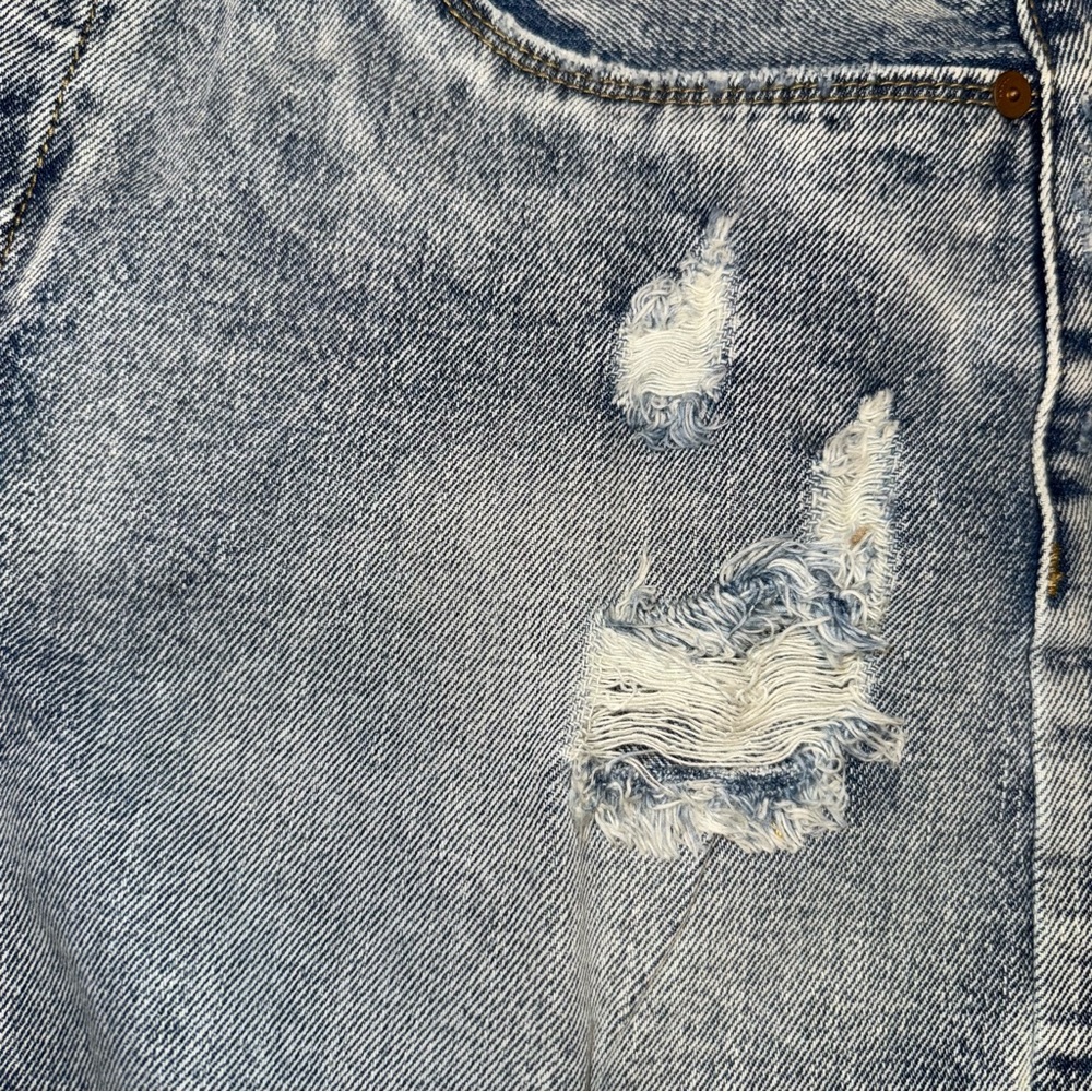 NWT- Blank NYC Women’s Distressed Denim Shorts Size 31 - Picture 11 of 13